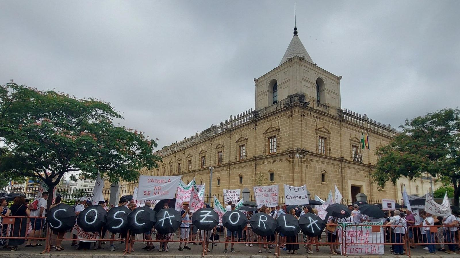 Protesta de los vecinos de Cazorla a las puertas de San Telmo.