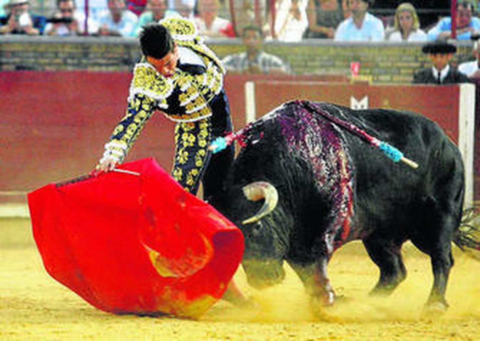 Dos muletas, un capote y un ganado para el olvido