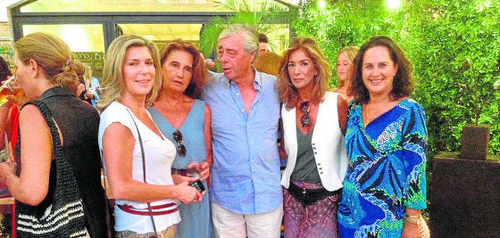 Sara Bolín, María Jesús Fernández Govantes, Pedro Domecq, Verónica Pacheco y Nhean Haynes coincidieron durante la inauguración en el puerto de La Marina, en Sotogrande.  Foto: Ignacio Casas de Ciria