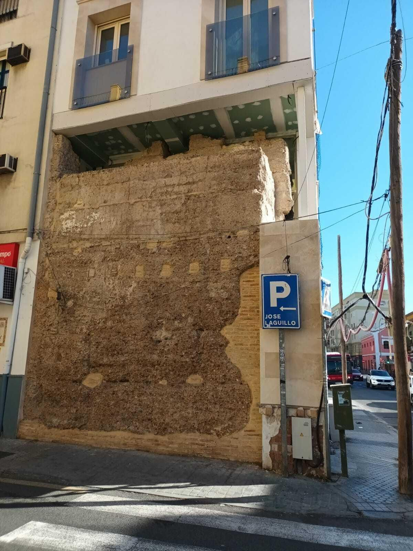Foto actual del lienzo de muralla en el edificio.