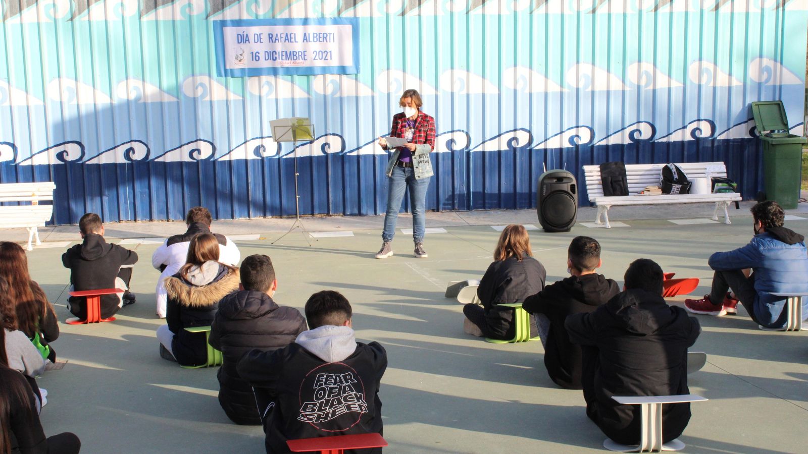 Lectura para los alumnos en el patio del IES Rafael Alberti.