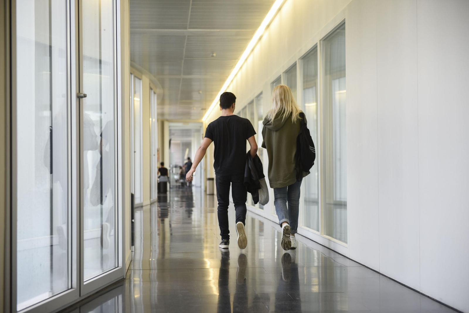 Dos estudiantes, en uno de los pasillos de Medicina, en el PTS.