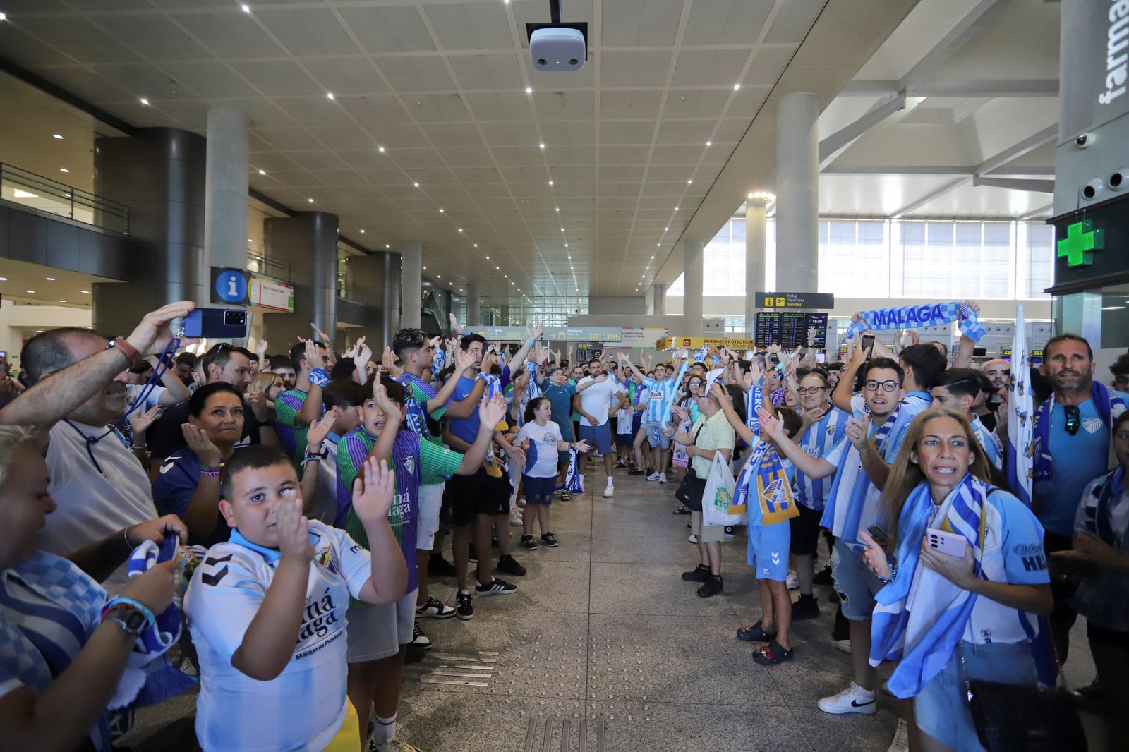 El espectacular preámbulo en el aeropuerto con la afición