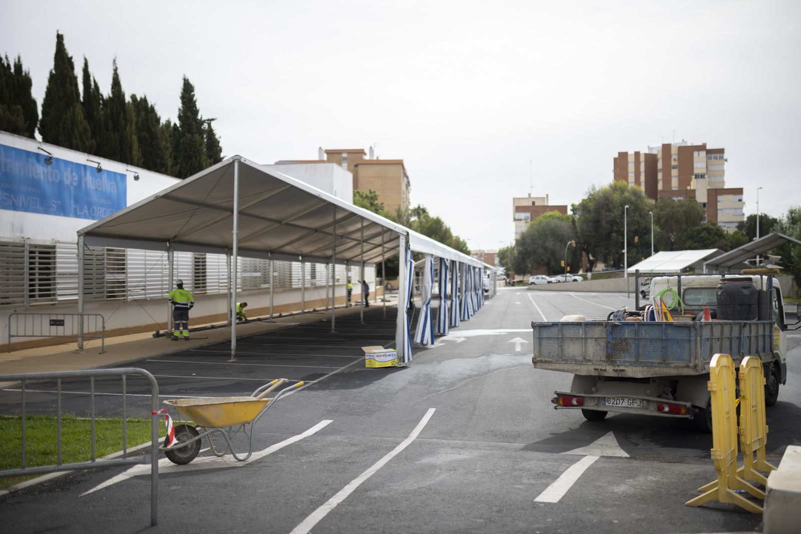 Trabajos de montaje de las casetas en el recinto de La Cinta.