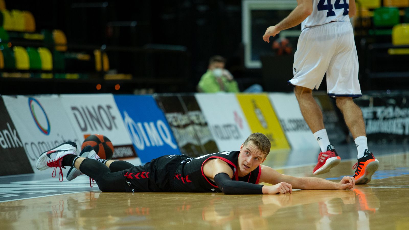 Hakanson, sobre el parqué de Miribilla, durante un encuentro de esta temporada.