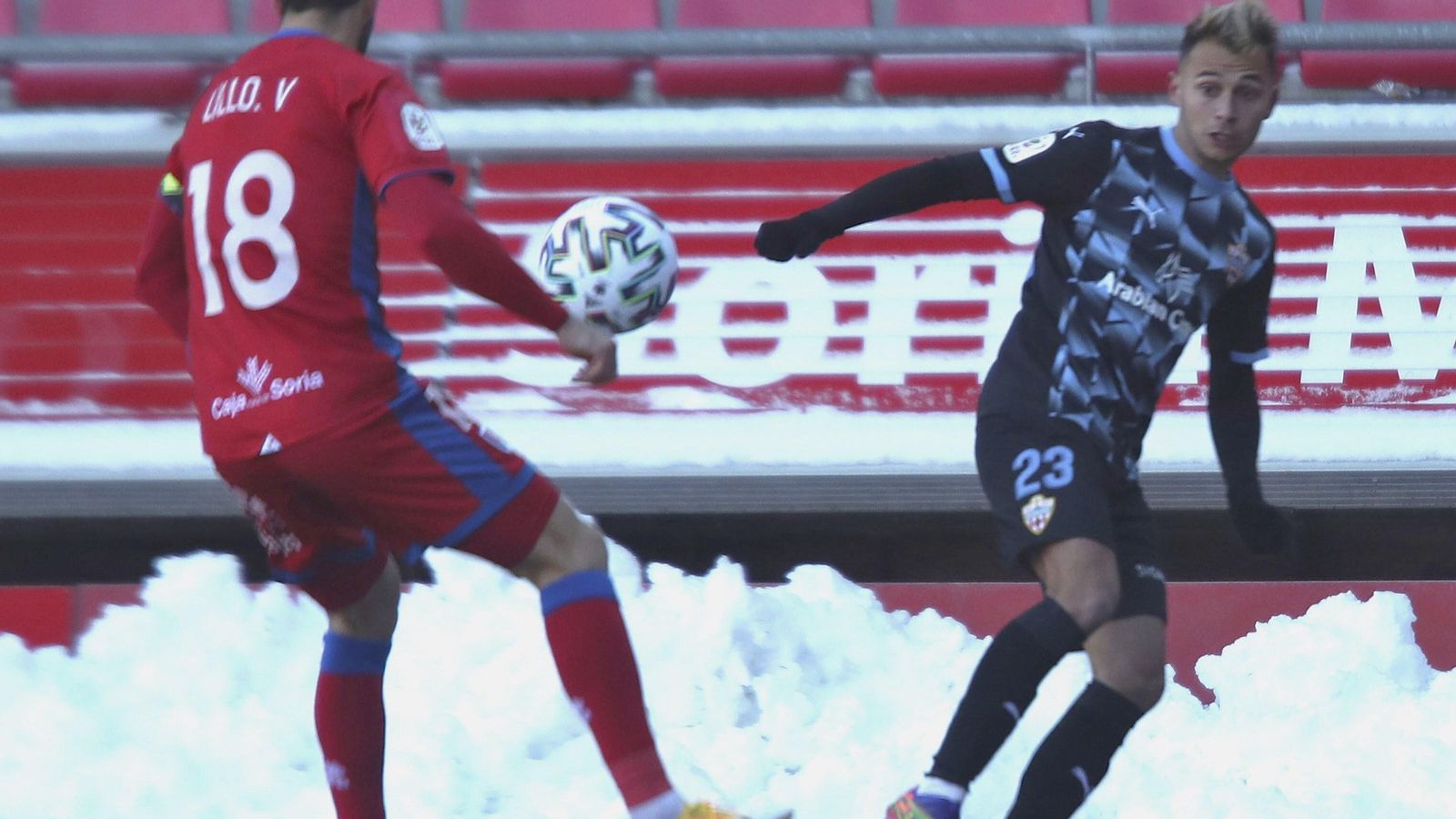 Villalba saca un centro.