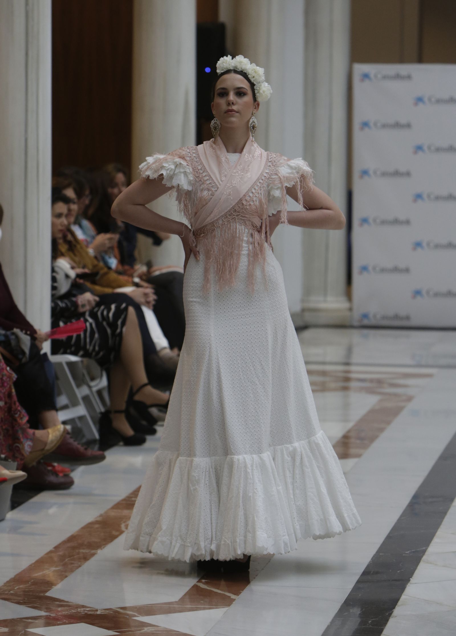 Desfile moda flamenca en las vísperas de la Feria de Abril CaixaBank