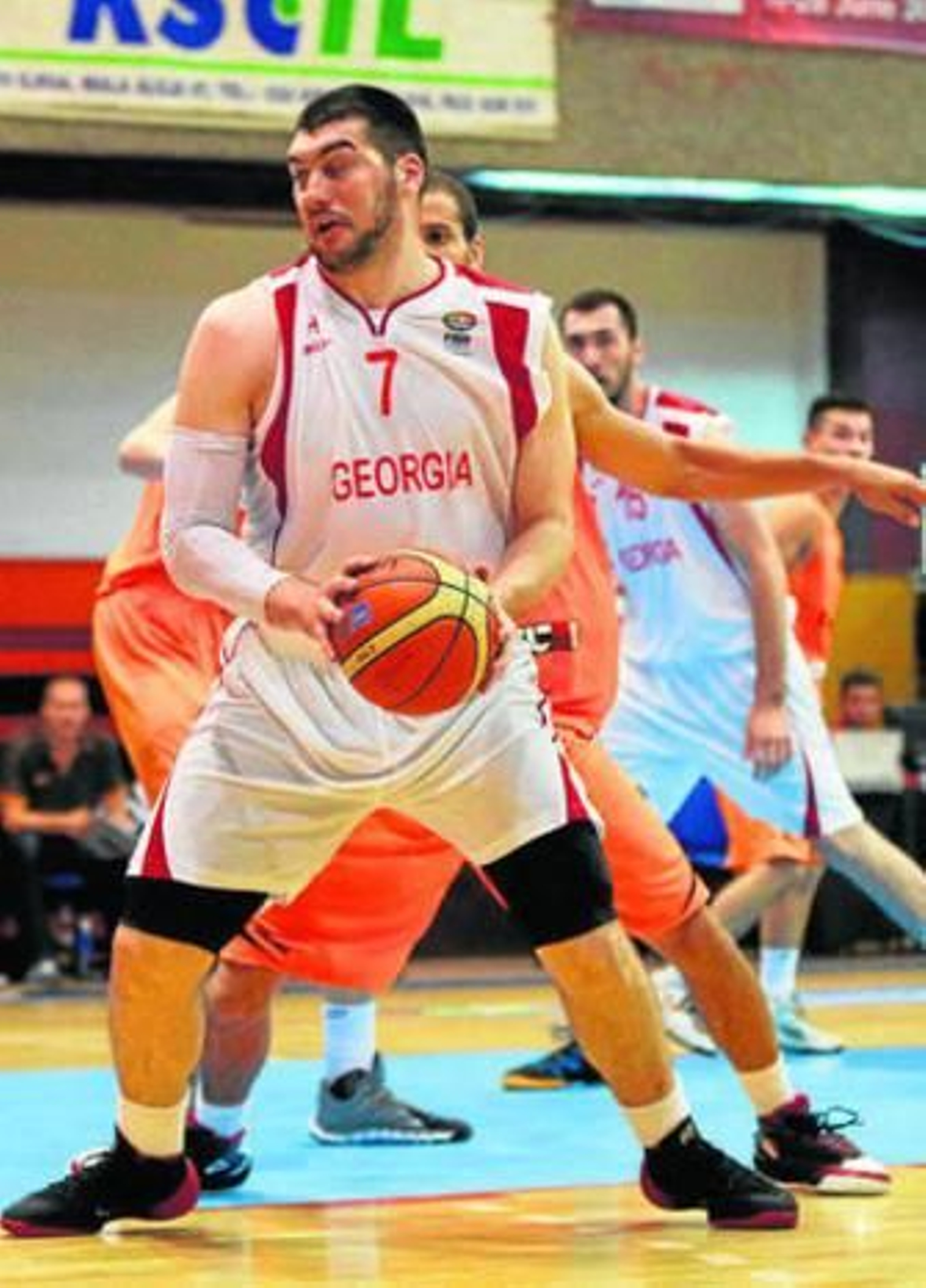Burjanadze, en acción con su selección ante Holanda.