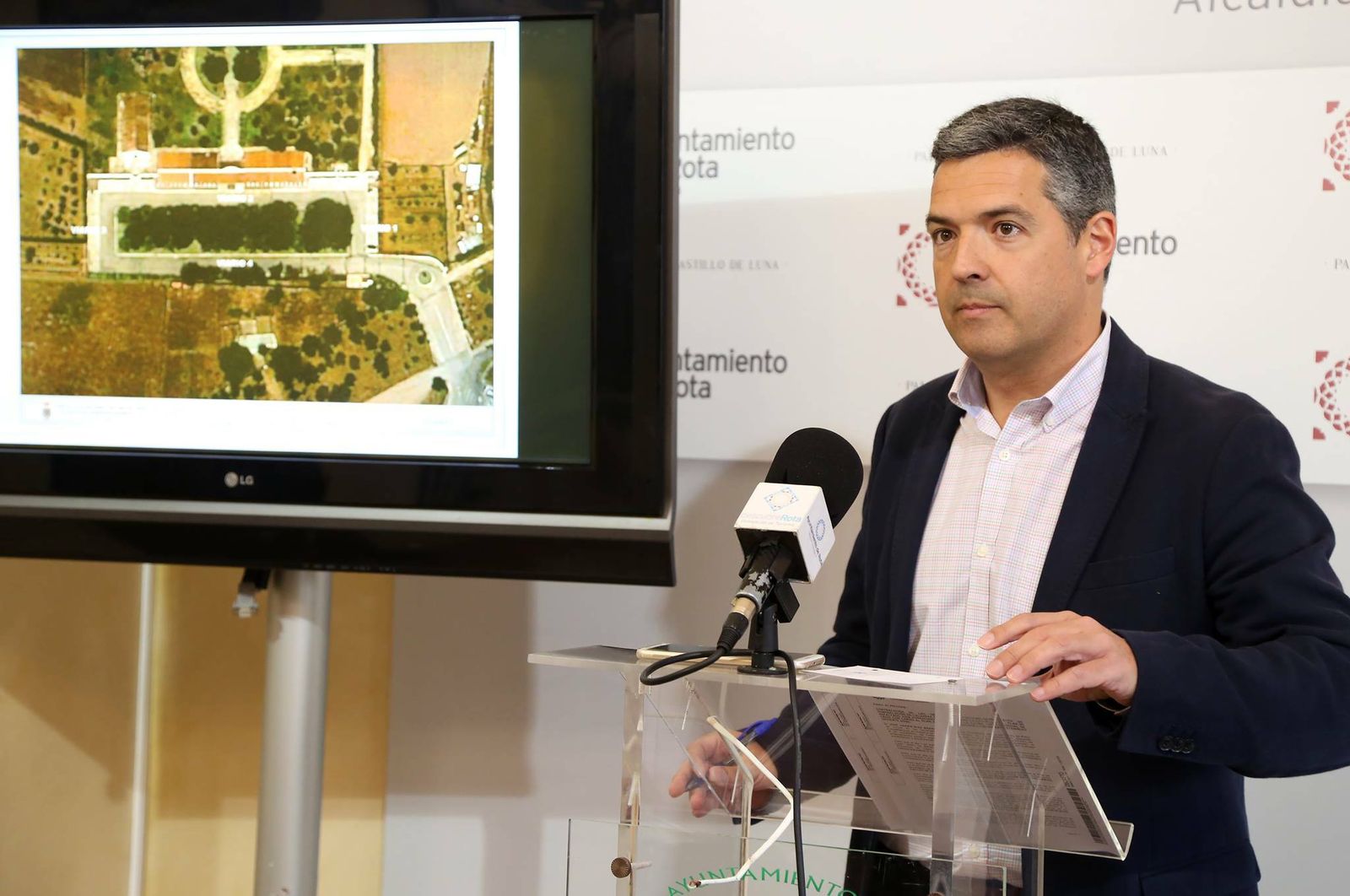 El alcalde, Javier Ruiz, explicando hoy las obras proyectadas en la zona exterior del cementerio municipal.