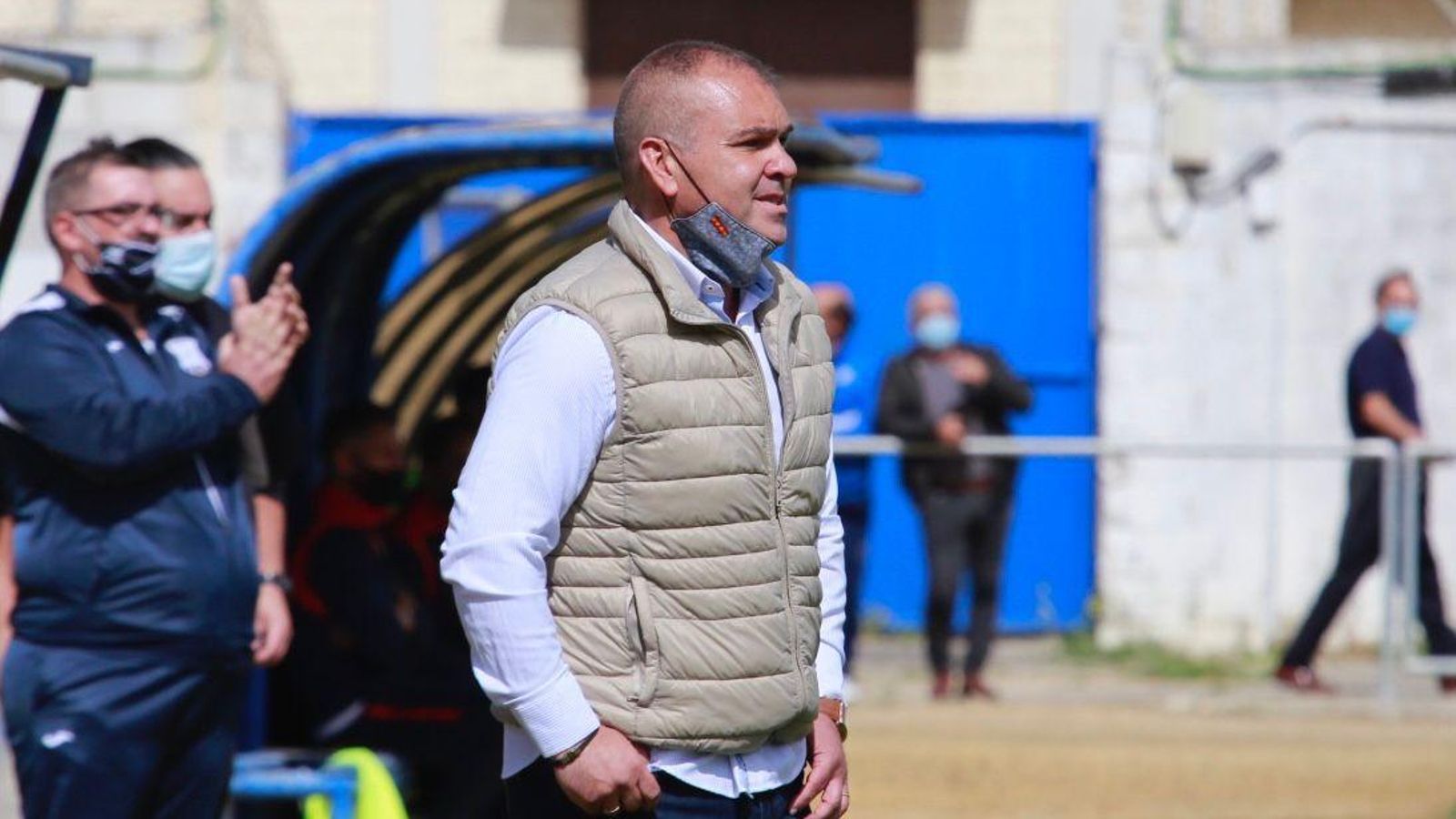 Javi Rivas sigue atento el partido contra el Guadiaro.