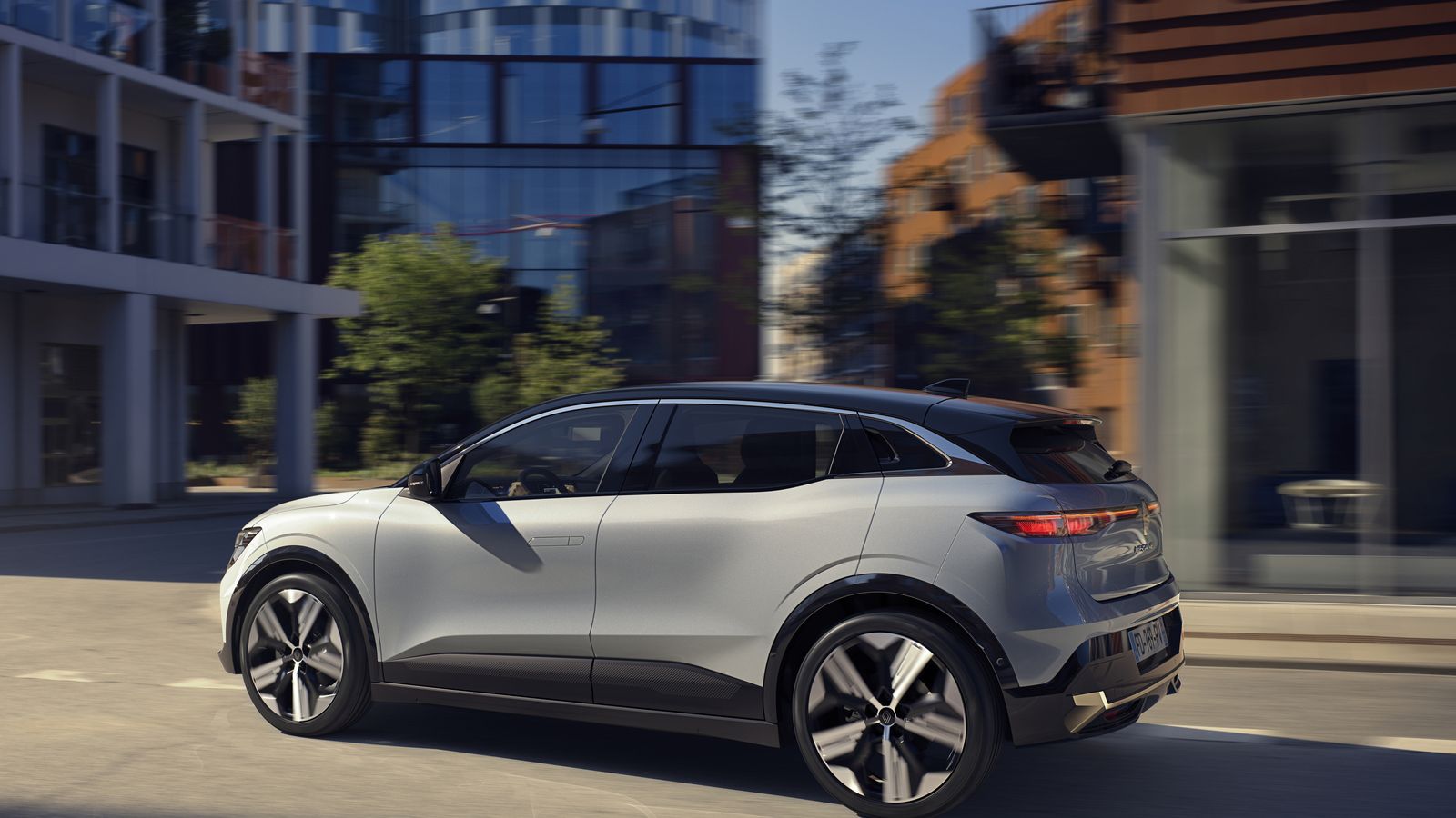 Junto a las ayudas habituales a la conducción, el Mégane también incorpora un retrovisor interior que recoge las imágenes de una cámara integrada en la luneta posterior..