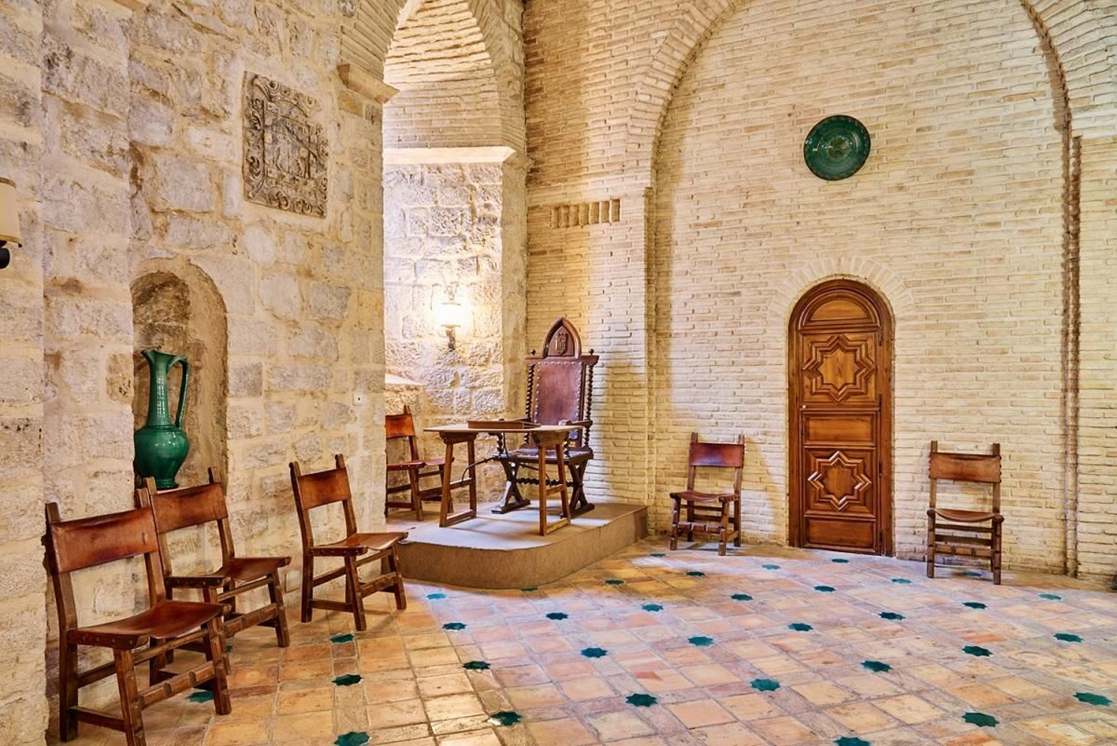 En la segunda planta del torreón se ubicaba la antigua sacristía. En la segunda planta del torreón se ubicaba la antigua sacristía.