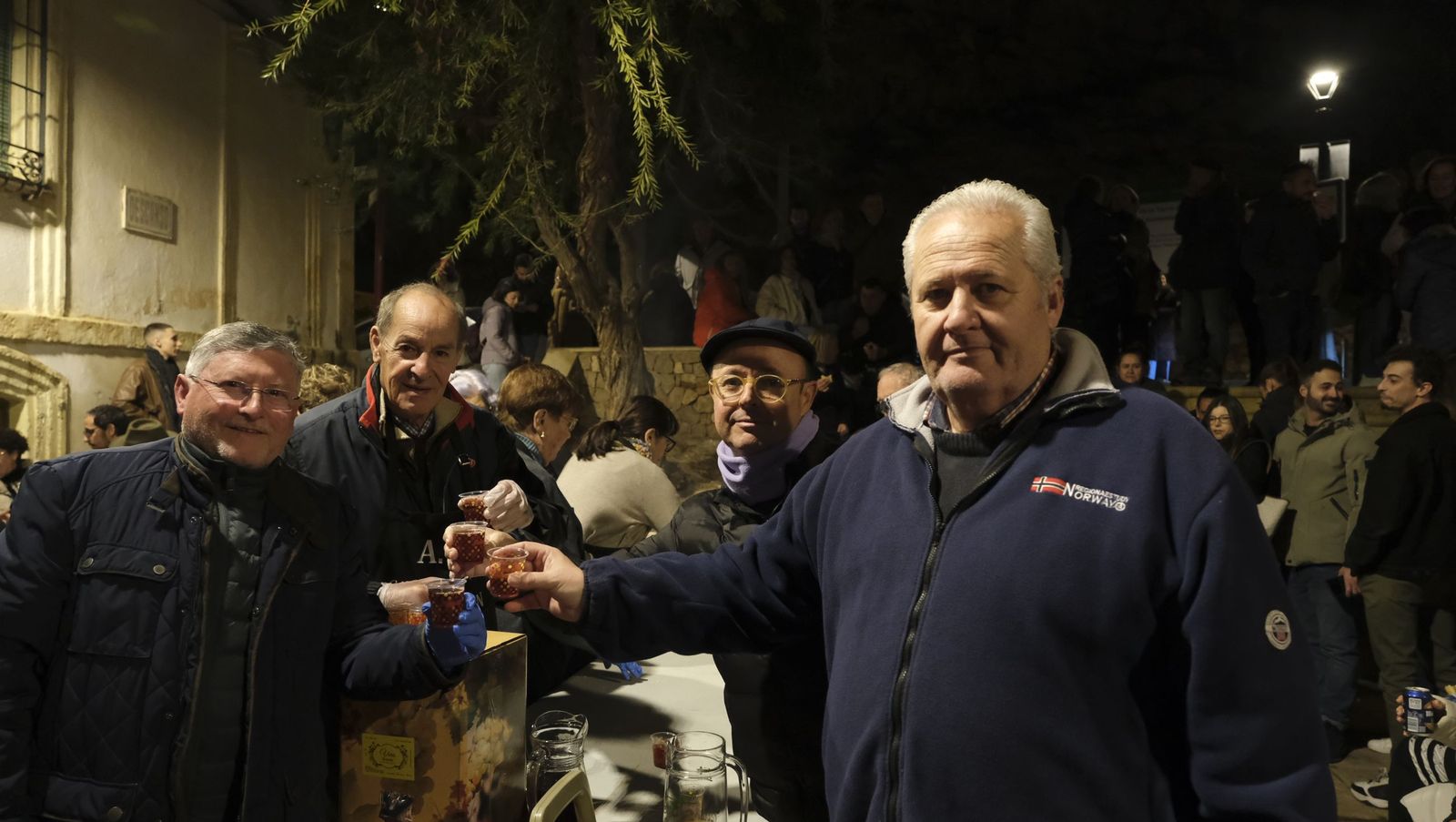 Las Hogueras de San Antón del casco histórico de Almería, en imágenes