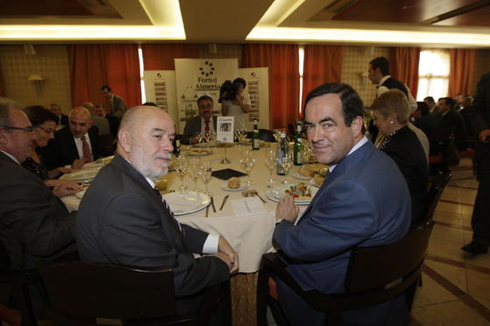 El rector de la UAL, Pedro Molina, junto al presidente del Congreso.

Foto: Fran Leonardo