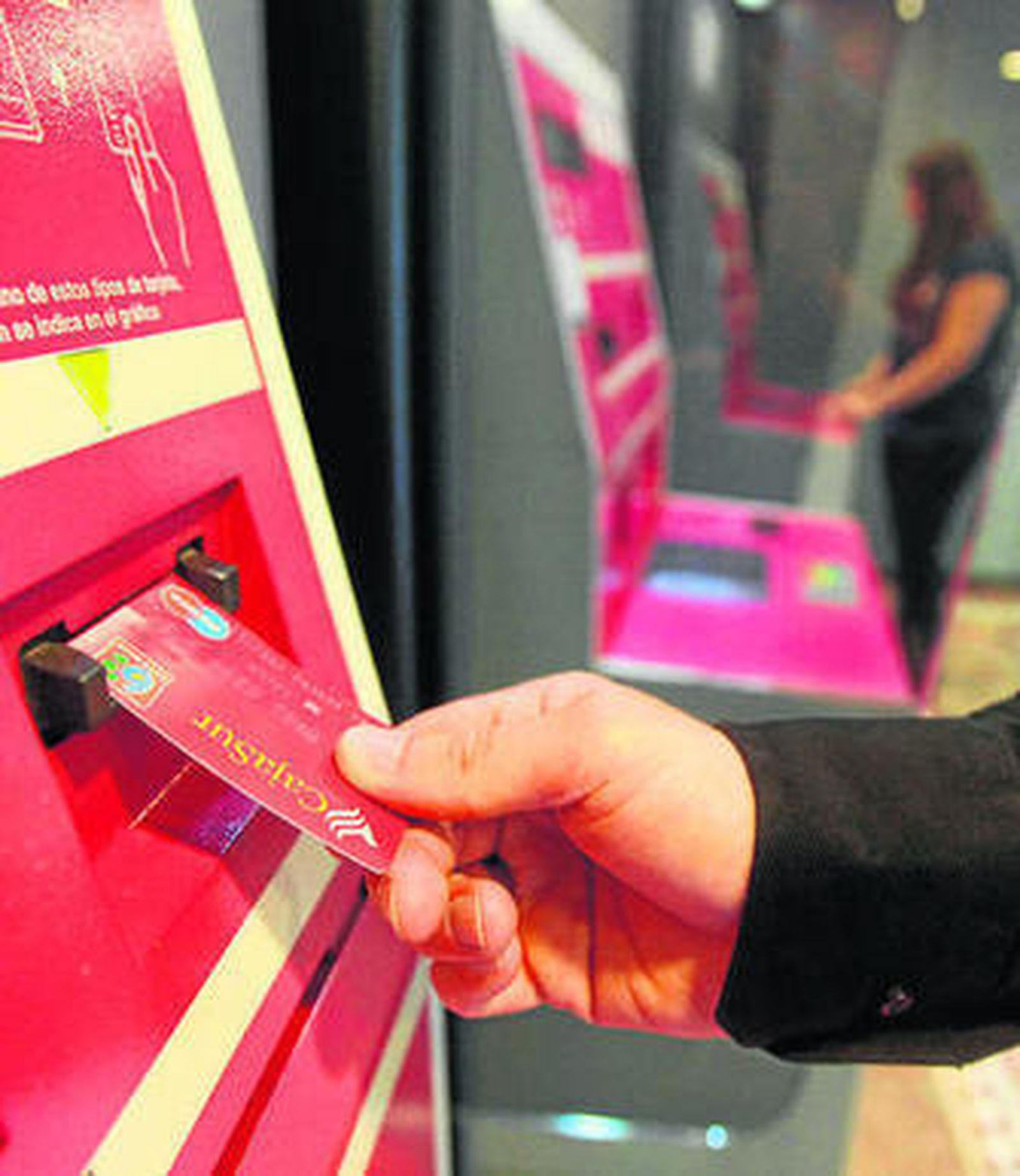 Un cliente utiliza uno de los cajeros de Cajasur.