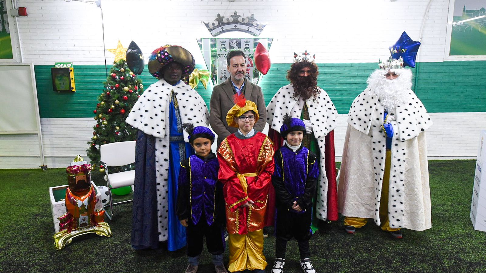 Monterrubio posa junto a los Reyes Magos y sus pajes.