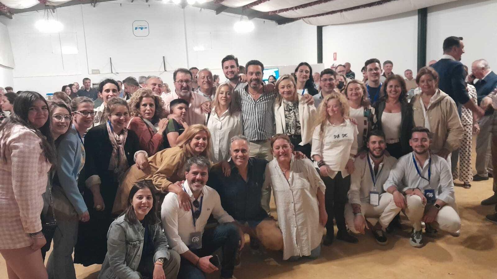 Juan Ávila, anoche en una foto de familia tras lograr un 66,7% de los votos en Carmona.
