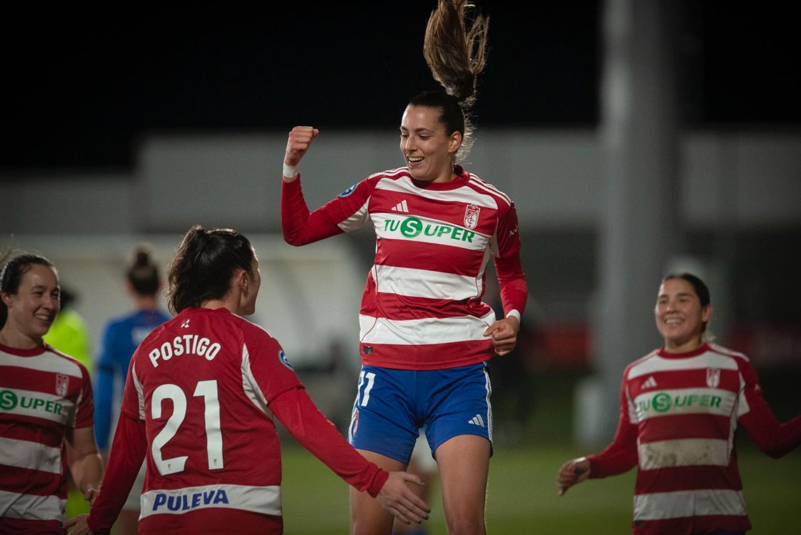 Jugadoras del Granada celebrando un tanto en el partido ante el Alhama.