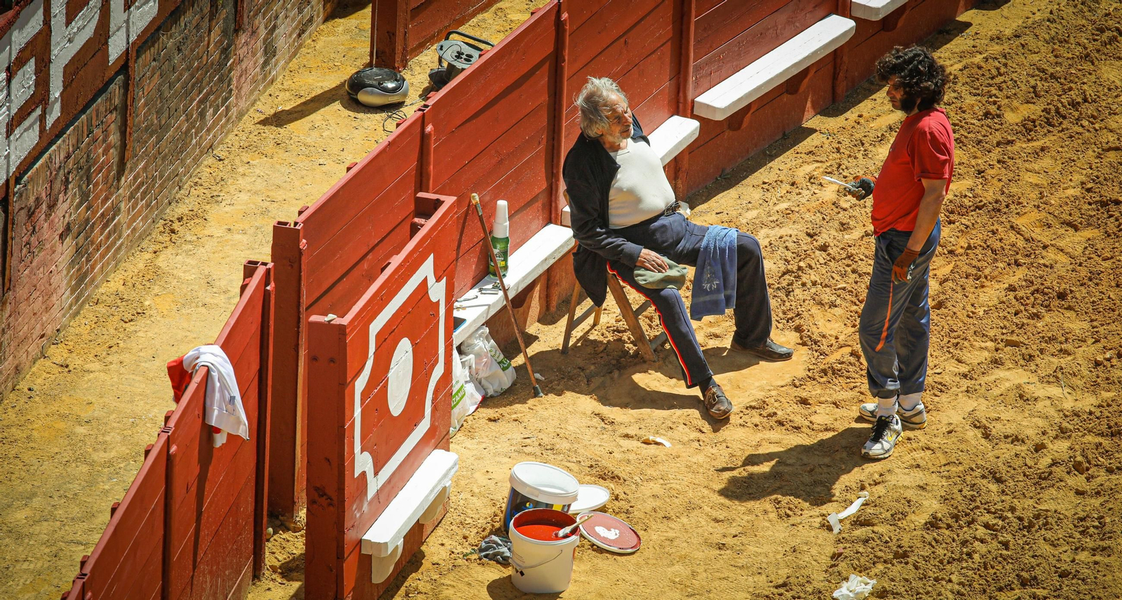 Rafael de Paula con Morante, mientras éste se afana en repintar la plaza de toros de Jerez.