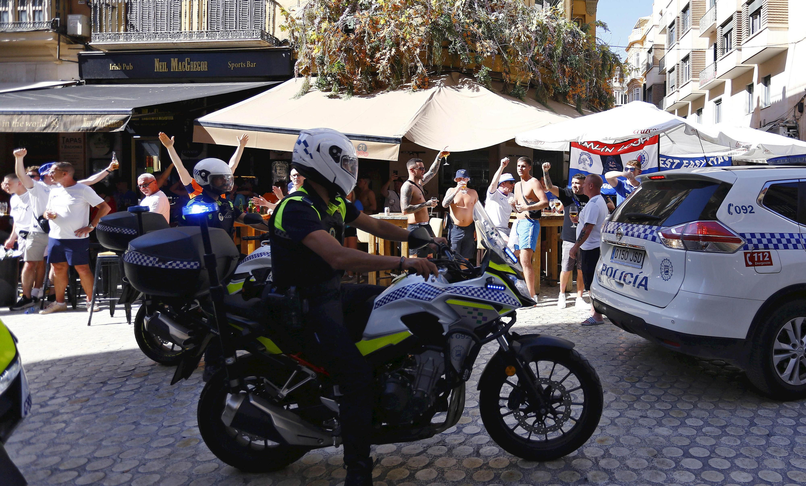 Policía Local patrulla por el Centro de Málaga.