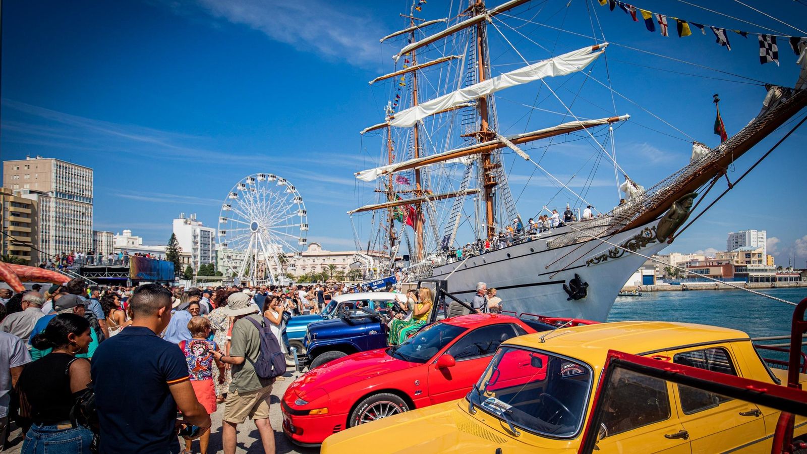 Vehículos antiguos en el parque temático de la Gran Regata de Cádiz.