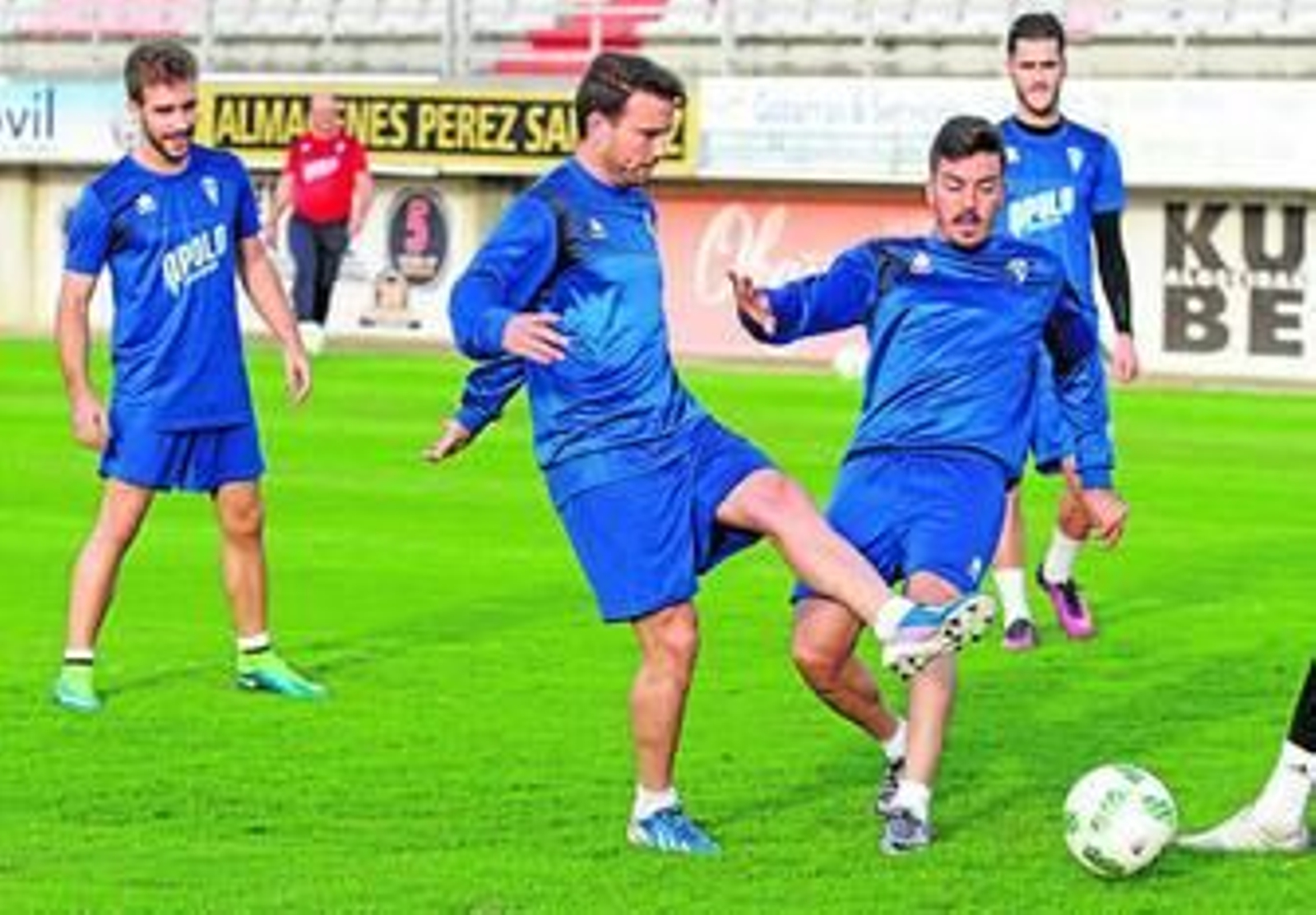Mané salva una entrada de Ayala en el entrenamiento de ayer en el Nuevo Mirador.