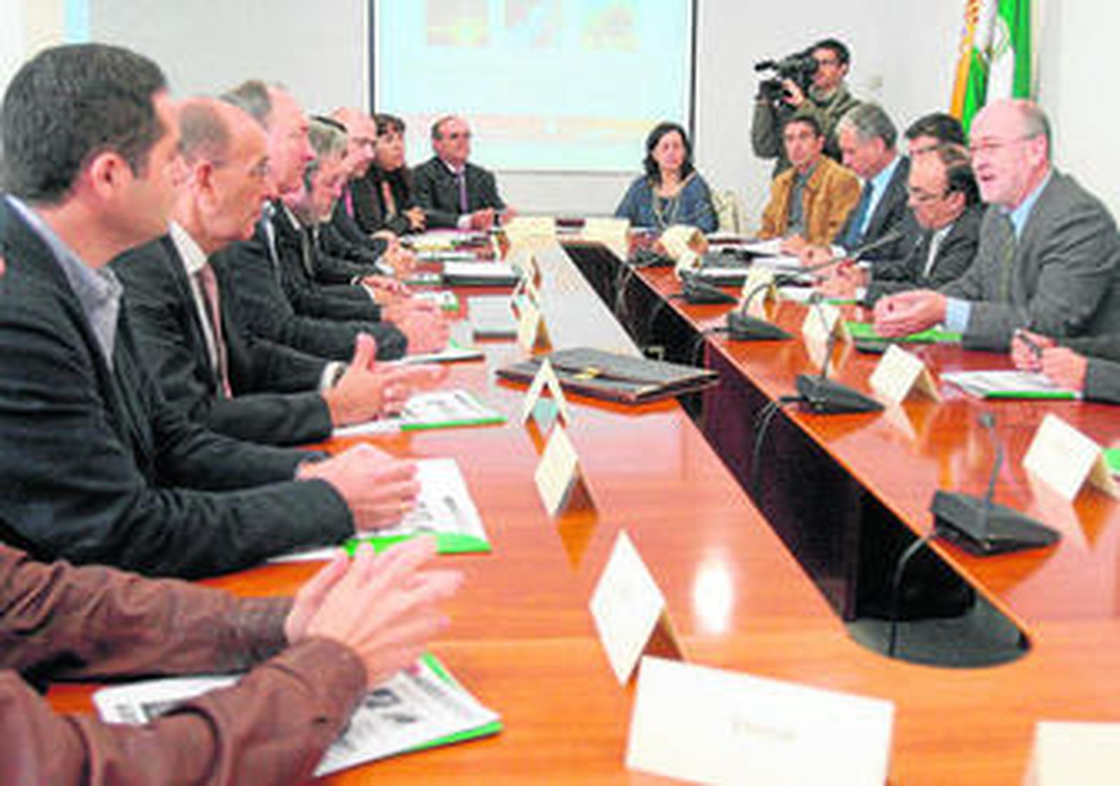 Manuel Alfonso Jiménez, durante la reunión de ayer con directivos de AIQB para hablar del ahorro energético.