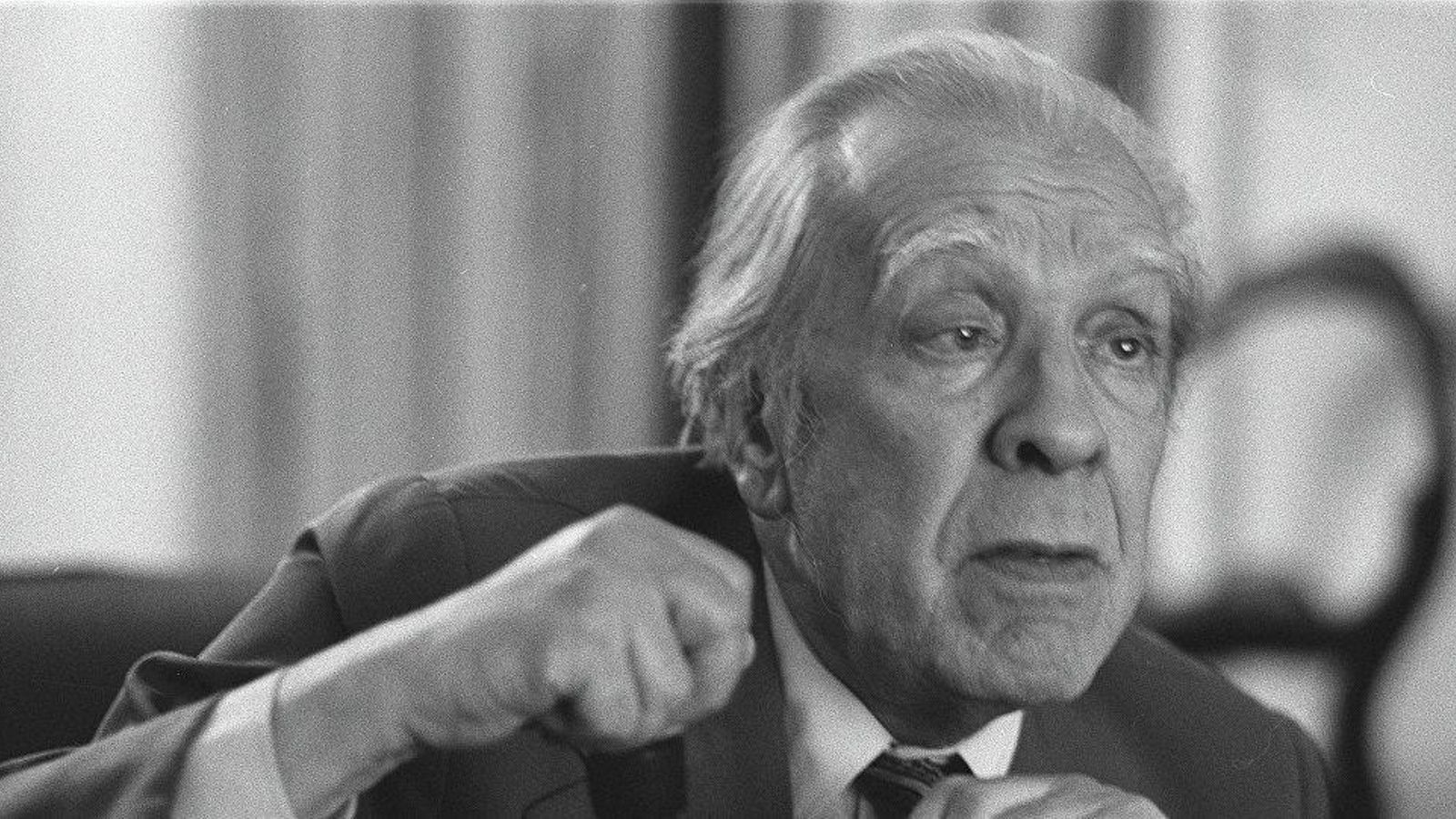 Jorge Francisco Isidoro Luis Borges fue un escritor de cuentos, ensayos y poemas.