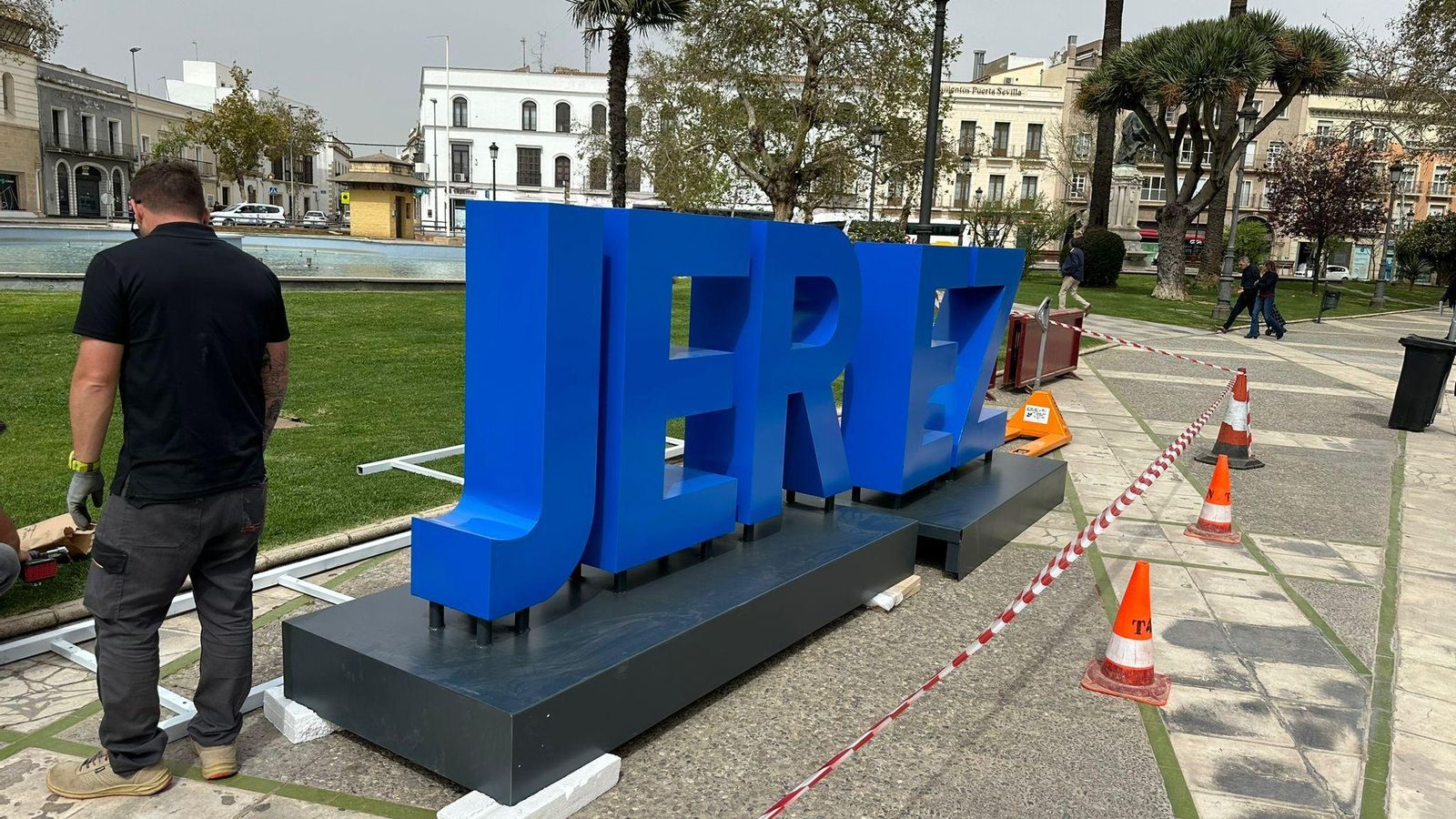 Un momento de la instalación de las letras, días atrás. Un momento de la instalación de las letras, días atrás.