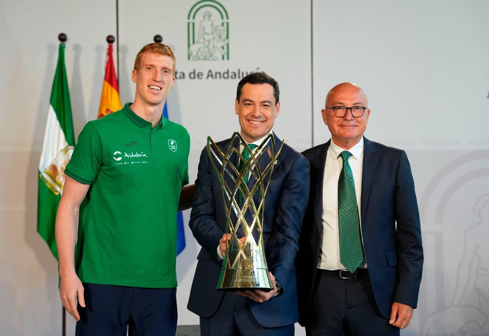 La recepción de Juanma Moreno al Unicaja en San Telmo, en fotos