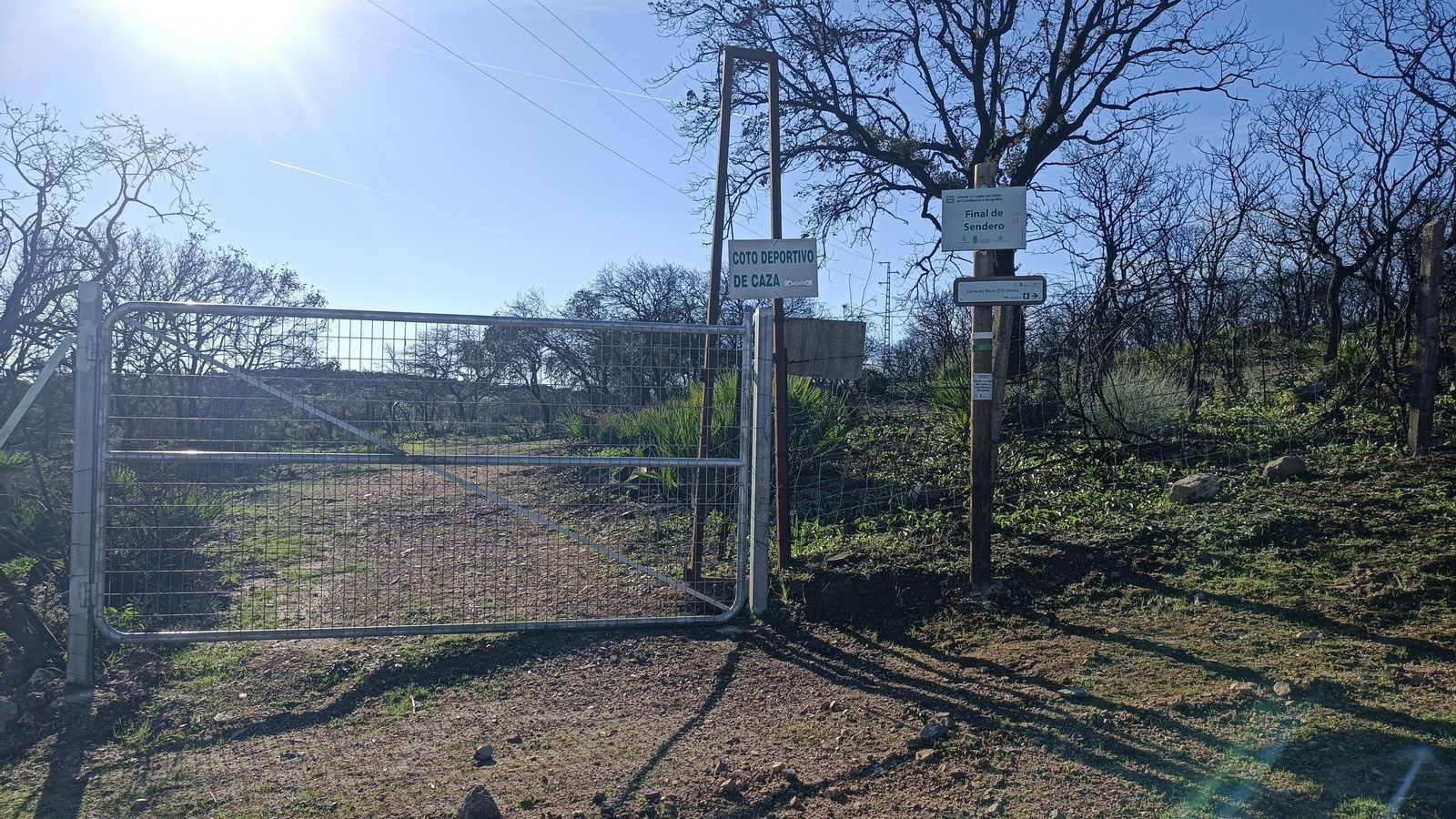 En este punto debemos bajar por el cortafuegos que se cruza. No hay que pasar esta puerta.