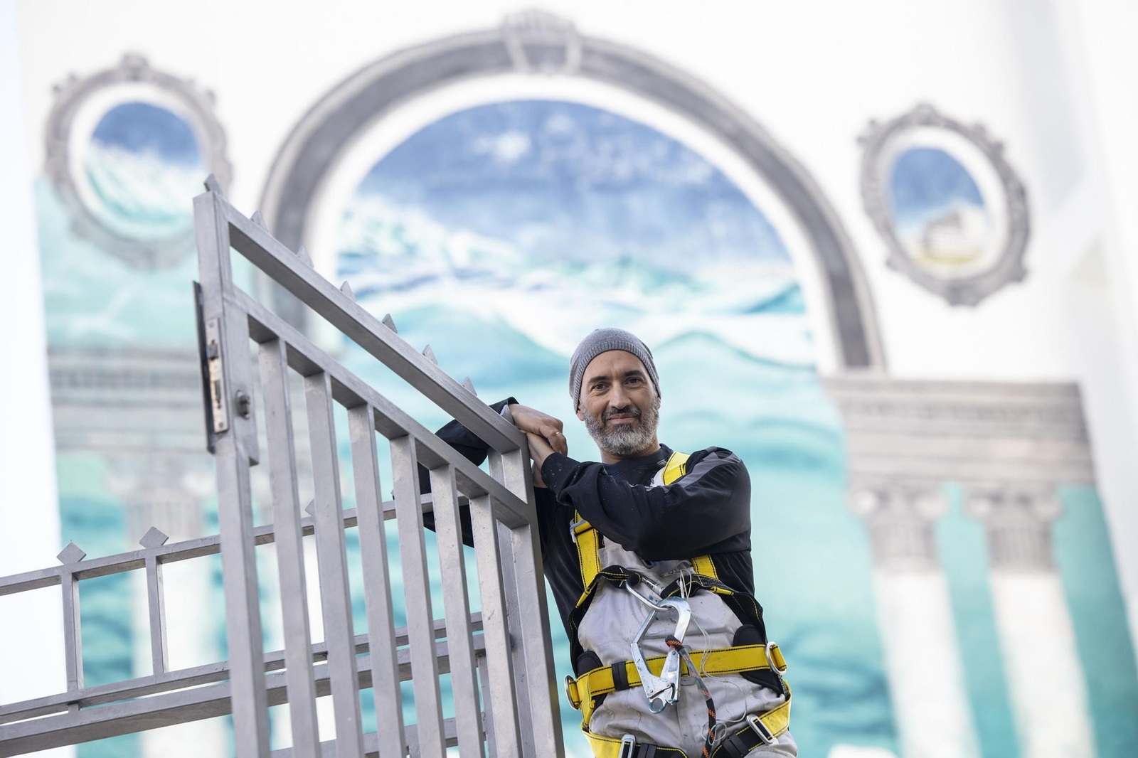 José Luis Puche junto al mural.