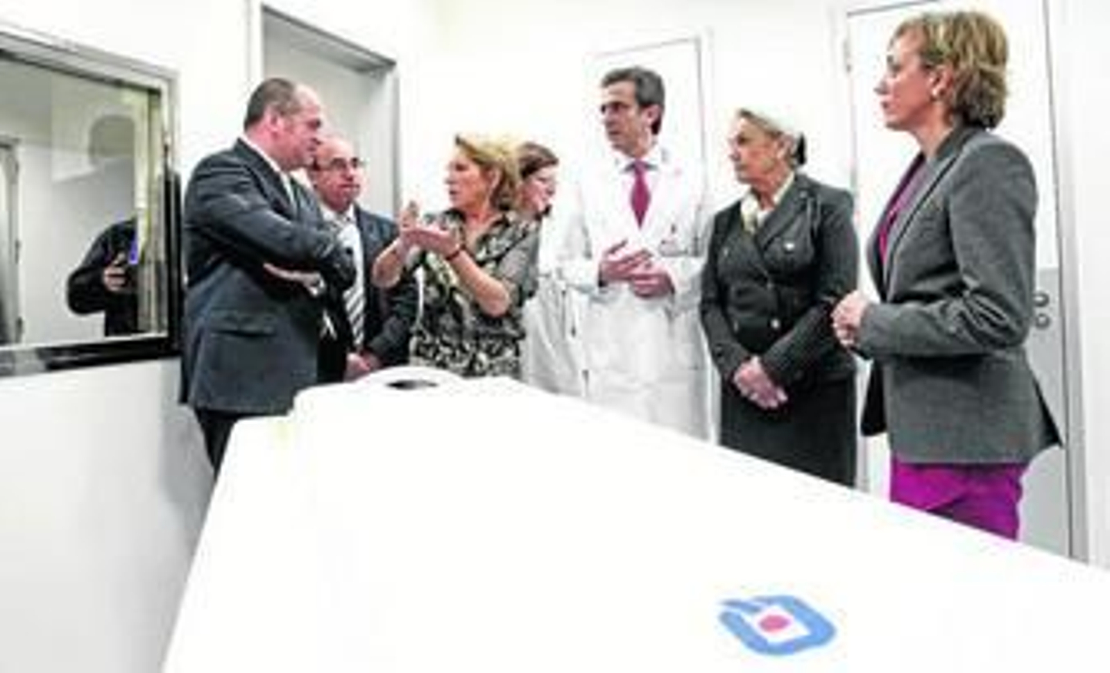 Las autoridades municipales y las representantes del Grupo Quirón Pilar Muro, María Cordón y Pilar Serrano en un momento de la visita al hospital, ayer.