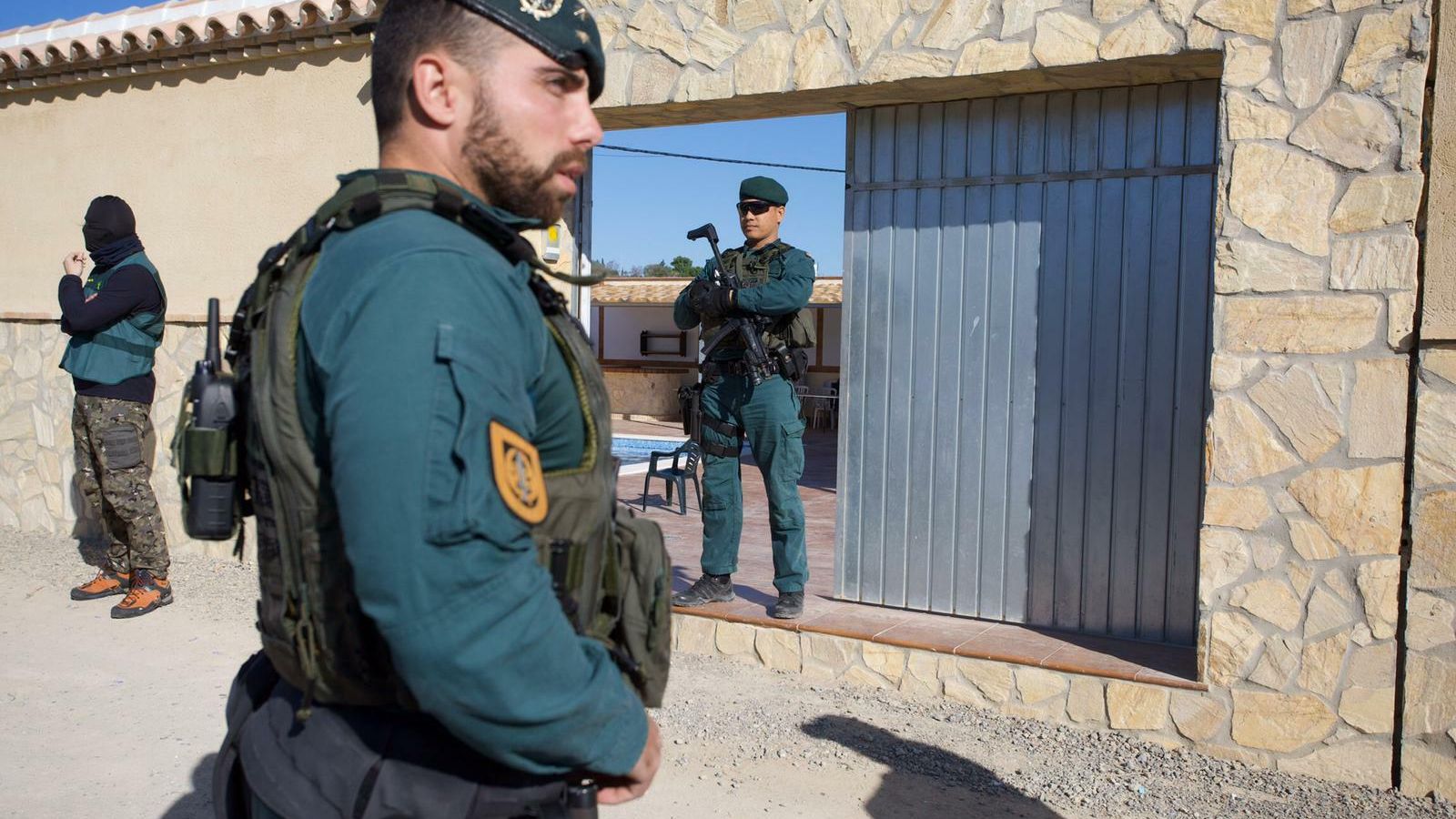 Varios agentes custodian uno de los inmuebles registrados en Trebujena.