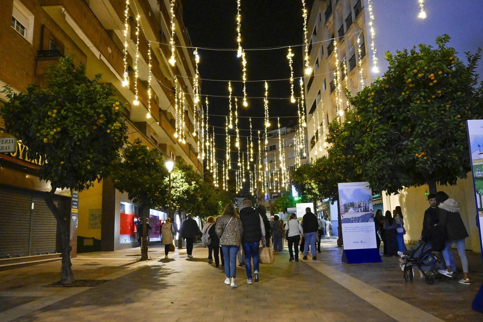 Imágenes de la nevada y alumbrado navideño en Huelva