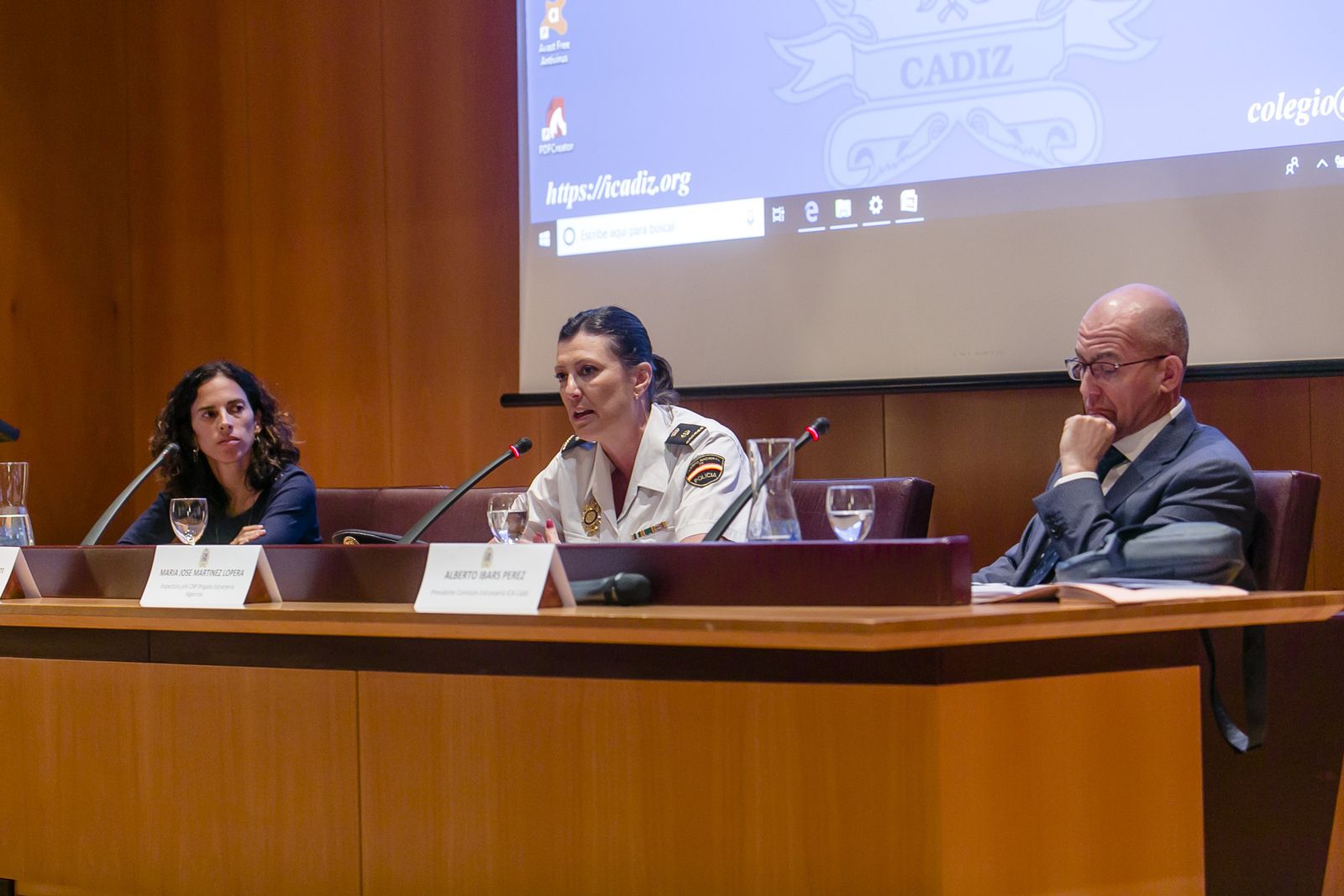 María José Martínez Bustamente (izquierda), asesora de Acnur, y María José Martínez Lopera, jefa de la Brigada de Extranjería en Algeciras.