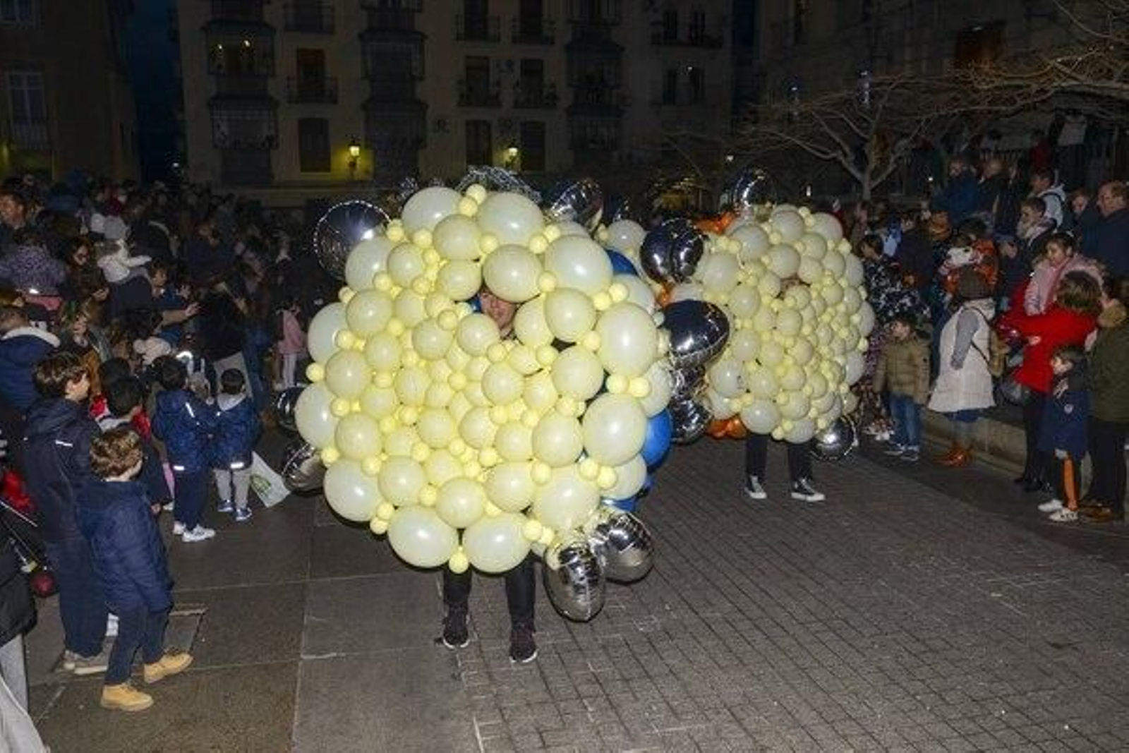En imágenes: La Cabalga de Reyes de Jaén desata la emoción en sus calles abarrotadas