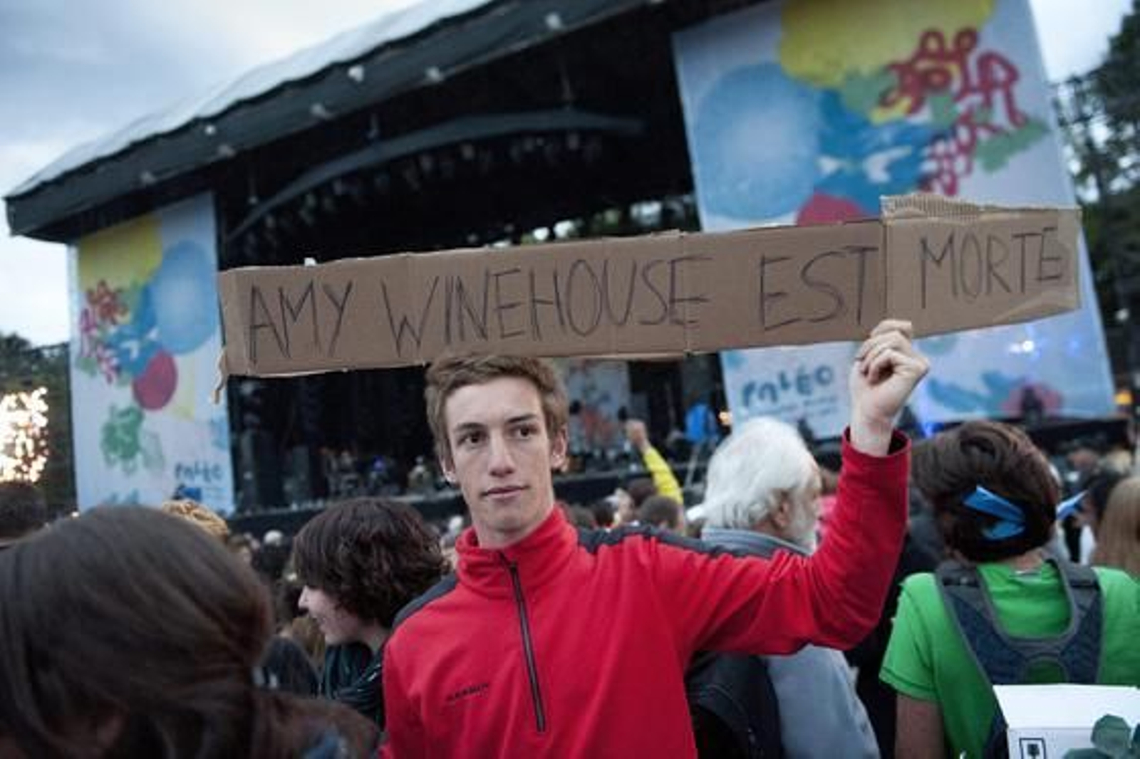 Numerosos fans y conocidos de la artistas, se han desplazado hasta su domicilio para mostrar su dolor. 

Foto: EFE