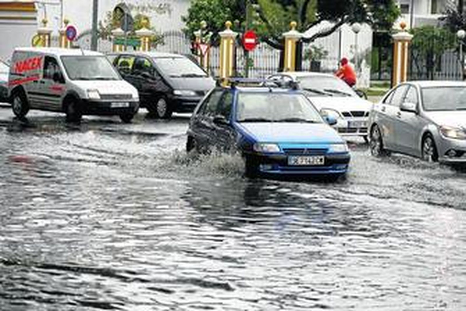 Los coches atraviesan un charco de grandes dimensiones en la glorieta de San Lázaro, ayer por la mañana.
