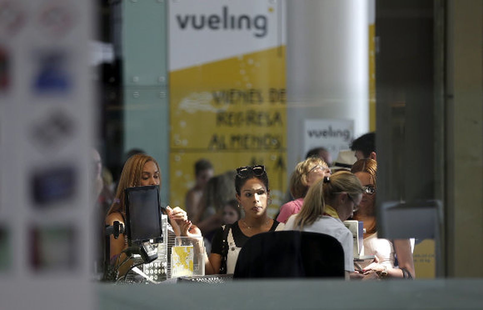 Fomento expedienta a Vueling y le exige soluciones