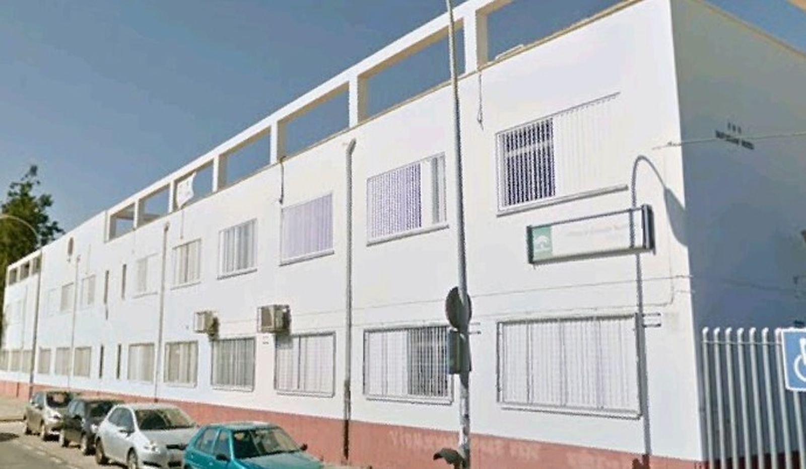 Una vista exterior del instituto Cristóbal Colón de Sanlúcar.