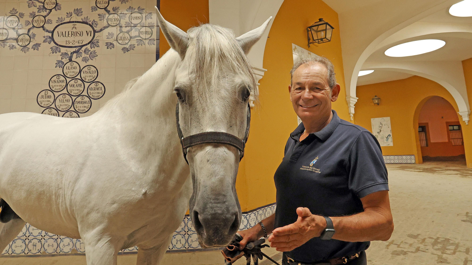 Rafael Soto, junto a 'Adivino', en la Real Escuela