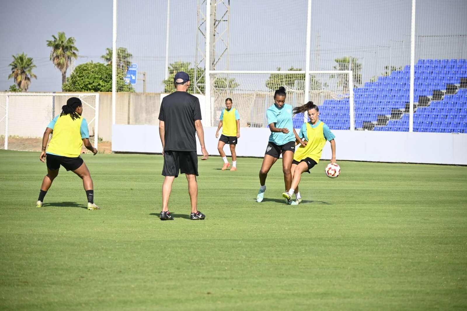 Entrenamiento del Sporting de Huelva a puertas abiertas, en imágenes