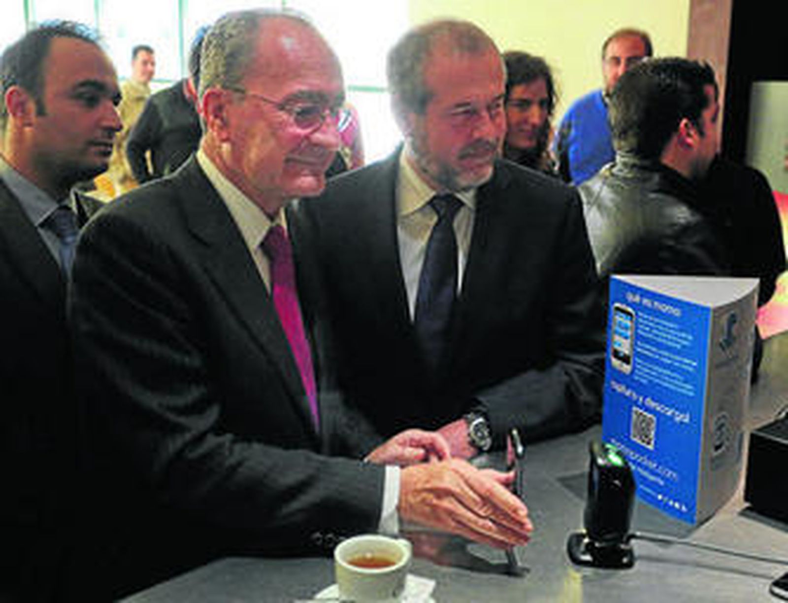 El alcalde de Málaga, Francisco de la Torre, pagó ayer un poleo menta con este sistema en el PTA.