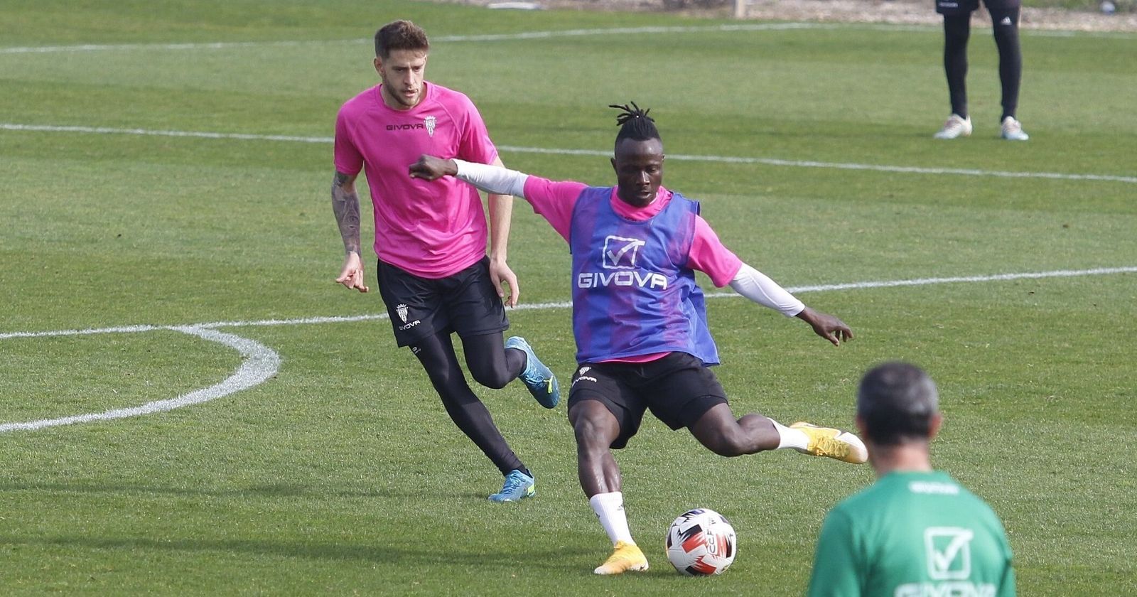 Sidibé golpea el balón con Nahuel Arroyo tras él, en un entrenamiento.