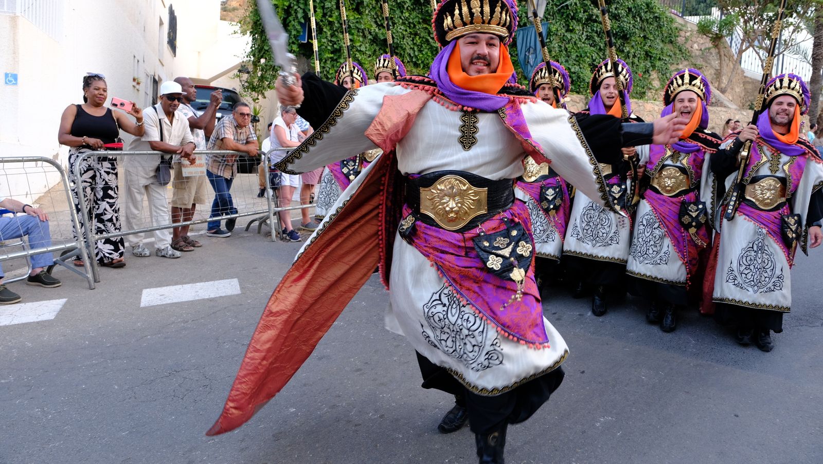 El espectacular desfile de Moros y Cristianos de Mojácar, en imágenes