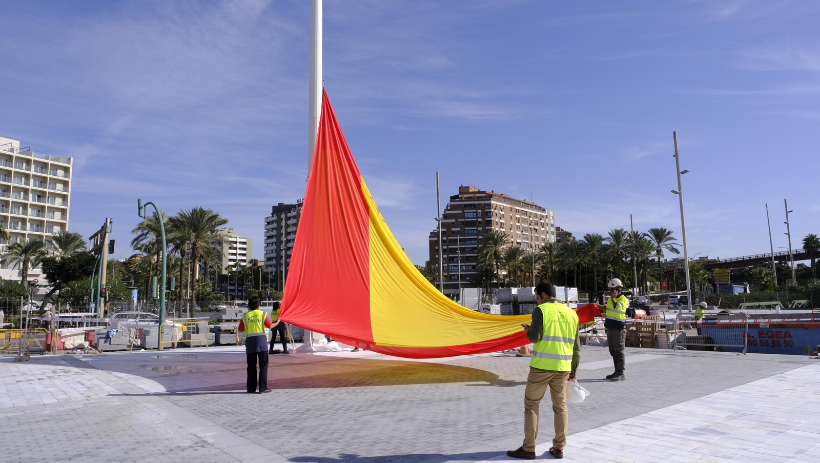 La prueba del izado de la bandera española y las obras del Puerto de Almería, en imágenes