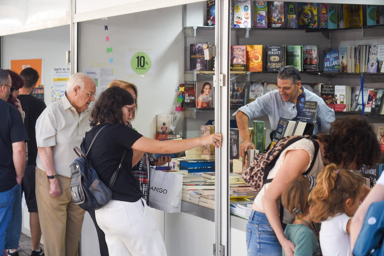 El mejor ambiente de la Feria del Libro de Córdoba en una de sus grandes jornadas, en imágenes