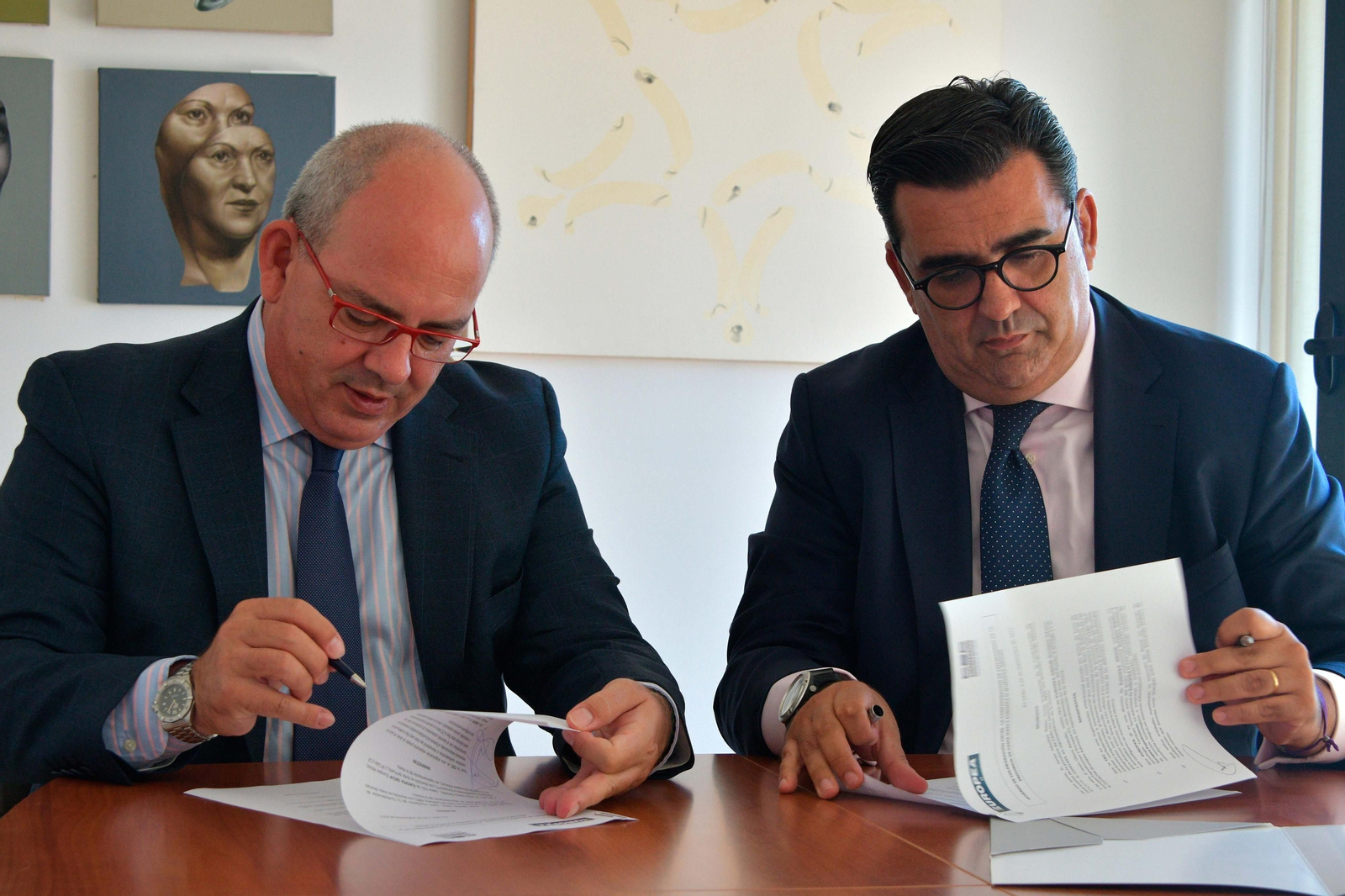 Sánchez Rojas y Otero, durante la firma del acuerdo.