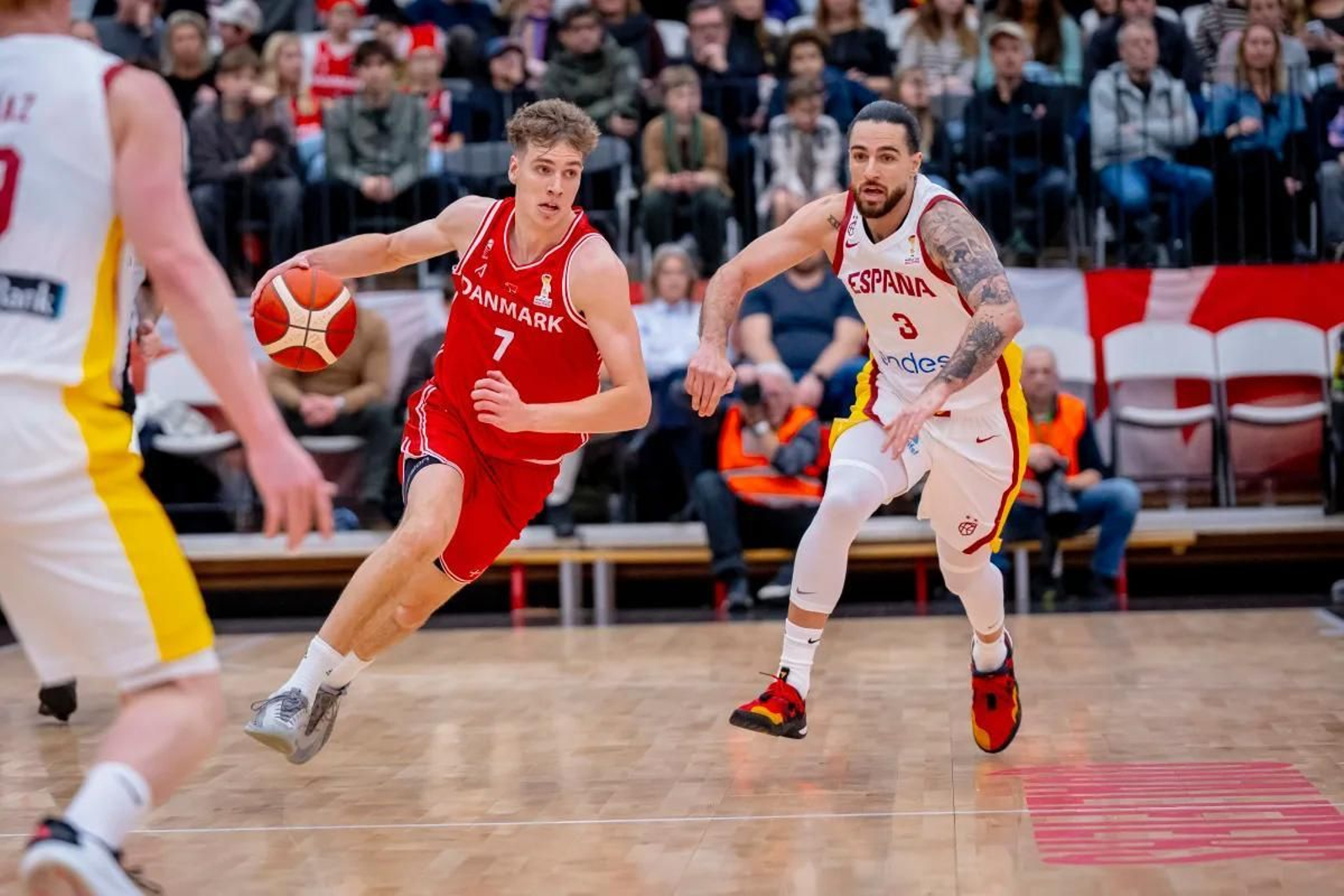 Cómodo inicio de la España de Chus Mateo con un buen Alberto Díaz